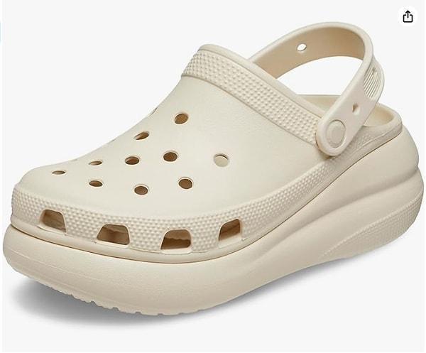 12. Yaz mevsiminin kapıda olduğu bu günlerde, rahatlık ve kullanım kolaylığı arayanlar için ideal bir hediye önerisi: Crocs Classic Crush Clog Kemik Sandalet.