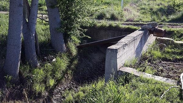 İhbar üzerinde bölgede inceleme başlatan Kastamonu İl Jandarma Komutanlığı ekipleri, aracın yakınındaki sulama kanalının beton köprüsünün altında başsız bir ceset buldu.