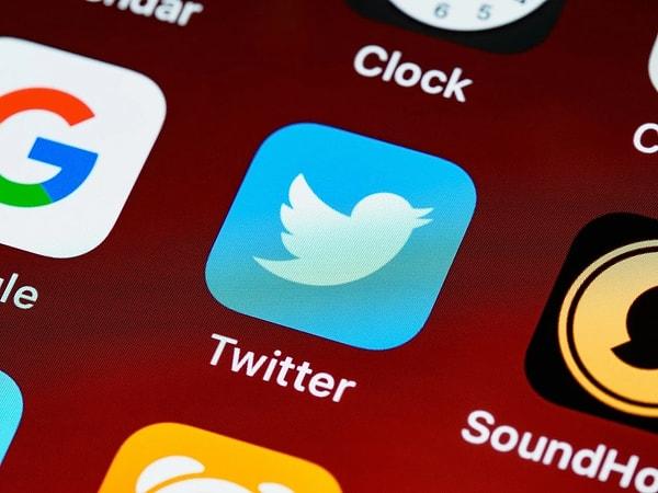 Parti kaynakları ise özellikle Twitter üzerinden, onlarca hesabın para karşılığı, partinin kurumsal kimliğine ve kurmaylarına yönelik itibar suikastı gerçekleştirildiğini tespit ettiklerini açıkladı.