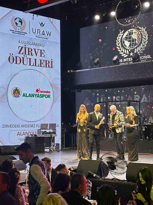 4. Uluslararası Zirve Ödülleri töreni, dün akşam İstanbul’da gerçekleştirildi.