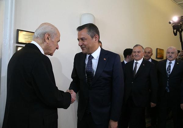 Cumhurbaşkanı Recep Tayyip Erdoğan ile AK Parti Genel Merkezi'nde yaptığı görüşmeden beş gün sonra CHP Genel Başkanı Özgür Özel, MHP Genel Başkanı Devlet Bahçeli'yi ziyaret etti.