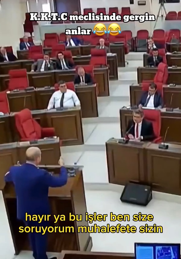 Meclis üyelerinden biri kürsüde yer alan kişiye “Biz neyik burada?” diyerek isyan ediyordu.