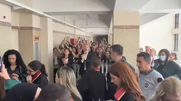 Yetki belgesi bulunan avukatlar ile izleyiciler ise salona alınmadı. Avukatlar, salona alınmadıkları için tutanak tutarken, duruşmayı takip etmek için gelen izleyiciler "Çocuklar vatandır vatanına sahip çık", "Çocuklar susmaz, sen de susma" sloganları atarak karara tepki gösterdi. Duruşma kapalı şekilde görülmeye başlandı.