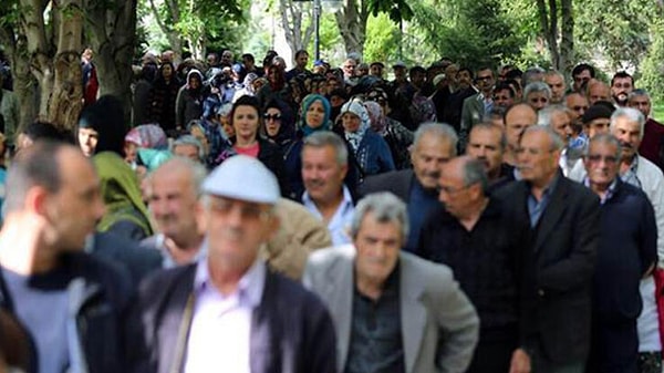 Prof. Dr. Çelik, paylaşımında, kök maaşların, en düşük emekli maaşı olan 10 bin liranın altında olmasıyla Hazine tarafından tamamlanmasına dikkat çekti.