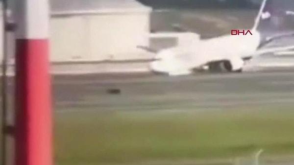 İstanbul Havalimanı'nda FEDEX şirketine ait kargo uçağının iniş takımları açılmadığı için gövdesinin üzerine indi.