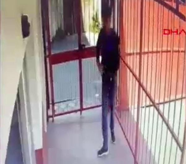 İşlediği disiplin suçu sebebiyle 5 ay önce okuldan atıldığı öğrenilen yabancı uyruklu Y.K. isimli öğrenince, saldırıdan sonra kaçarken okulun kameralarında böyle görüntülendi.