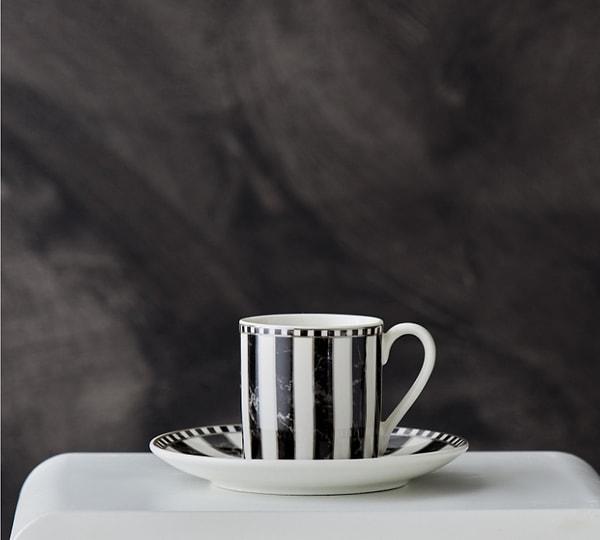 8. Karaca'nın Damalı Çizgili Tek Kişilik Porselen Kahve Fincanı, 90 ml kapasitesiyle kahve keyfinizi ikiye katlayacak.
