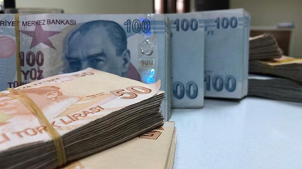 En düşük emekli maaşı olan 10 bin lira alan emeklilerin kök maaşlarının üzerine Hazine'nin tamamlamasıyla ödeme yapıldığı biliniyor.