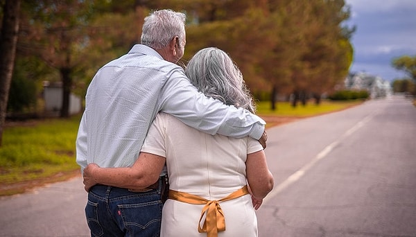 Yaşlılıkta aşk: huzur ve dayanışma.