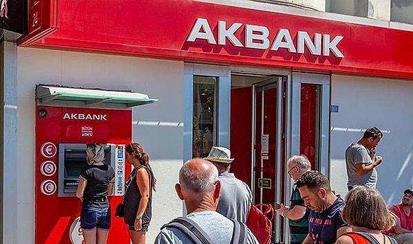 Akbank müşterileri sosyal medyada hesaplarından bilgileri dışında para çekildiğine yönelik dünden bu yana paylaşımlar yaptı. Akbank'tan soruna yönelik saatler sonra açıklama geldi.
