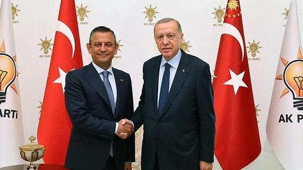 CHP Genel Başkanı Özgür Özel, Cumhurbaşkanı Recep Tayyip Erdoğan ile yaptığı görüşmenin detaylarına dair açıklamada bulundu. Özel görüşmede, yapacağı yurt dışı ziyaretlerinde ilgili bakanlıktan brifing alması gerektiğini söylemiş, Cumhurbaşkanı Erdoğan da yapılması için talimat vermiş.