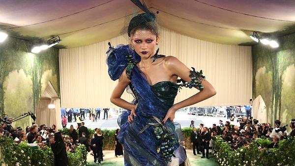 Renowned actress Zendaya, who always draws attention with her outfits at film galas and carries herself with grace, was one of the highly anticipated names at the Met Gala as well.