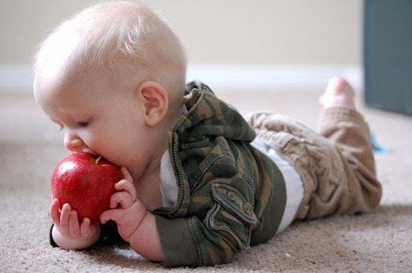 5. Bebeğinize soğutulmuş meyve vermeniz de bu yöntemlerden biri.