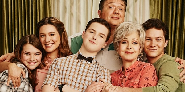 Tabii her güzel şeyin bir de sonu vardır. Haberlere bakılırsa uzun zamandır ekranlara gelen Young Sheldon'ın maceraları 16 Mayıs'ta final yapıyor. Ama finalde bizi bir sürpriz bekliyor. Independent'ta yer alan habere göre CBS televizyon kanalı, geçtiğimiz günlerde Young Sheldon'ından finalinden bir görsel paylaştı.