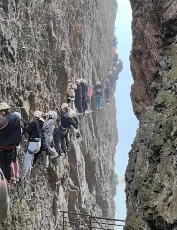 Bu hafta başında, bir grup turist de Çin'deki meşhur dağa tırmandı. Fakat grup, bir saatten fazla süre uçurumda mahsur kaldı.