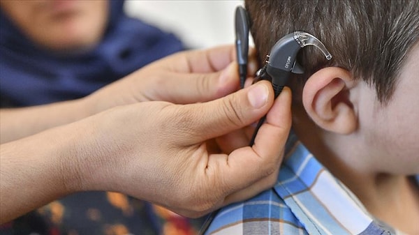 Çocuklardaki işitme kaybı vakalarının yarısından fazlasında genetik nedenler rol oynuyor. İşitme kaybı, konuşma gecikmesi gibi olasılıklar nedeniyle çocuk iki veya üç yaşına gelene kadar tespit edilemeyebiliyor. Sandy, dünya çapında bu tedaviyi alan ilk hasta oldu.