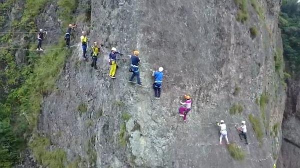 Yaklaşık bir ila iki saat boyunca yamaçta kalan tırmanıcılardan panik yaşayanlar ise profesyonel kişilerin yardımıyla yamaçtan indirildi.