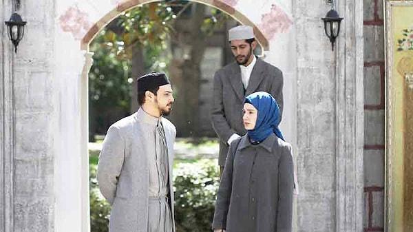 Cüneyd karakterine hayat veren Mert Yazıcıoğlu ile dizide Zeynep'i oynayan Mina Demirtaş'ın fotoğrafı onlarca yorum aldı.