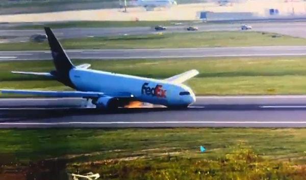 Paris-İstanbul seferini yapan Fedex Havayolları’na ait kargo uçağı İstanbul Havalimanı'na iniş için alçalmaya başlayınca kadın kaptan pilot ABD vatandaşı Robin Kay Carpenter, ön iniş takımlarının açılmadığı ikazını aldı.