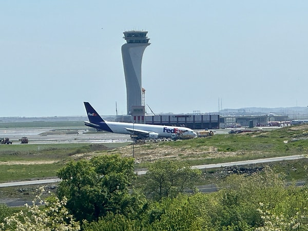 Kontrolün ardından dün saat 08.17'de gövde üzerine iniş yapan uçak, 371 metre sürüklenerek durabildi. Uçaktan ABD vatandaşı iki pilot yara almadan kurtuldu. Sürtünmeden dolayı çıkan kıvılcımlar; İstanbul Havalimanı İşletmecisi İGA ve Devlet Hava Meydanları İşletmesi'nin (DHMİ) ARFF ekiplerinin anında olaya müdahale etmesi sonucu 12 saniye gibi kısa bir sürede söndürüldü.