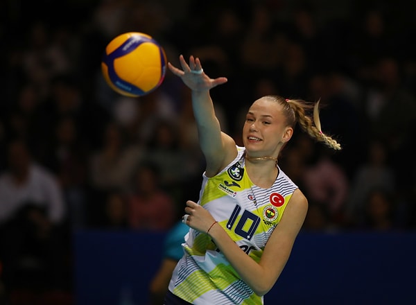 Arina paylaşımda, "Merhaba benim adım Arina Fedorovtseva. Gelecek sezon Shanghai'da forma giyeceğimi duyurduğum için çok mutluyum. Eminim iyi bir Voleybol ve tutku göstereceğiz yakında görüşürüz." ifadelerini kullandı.