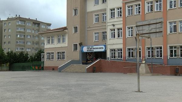 Bugün Kartal'da bulunan Medine Tayfur Sökmen İlkokulu ve TOKİ Şehit Mustafa Kartal Ortaokulu grev nedeniyle boş kaldı.
