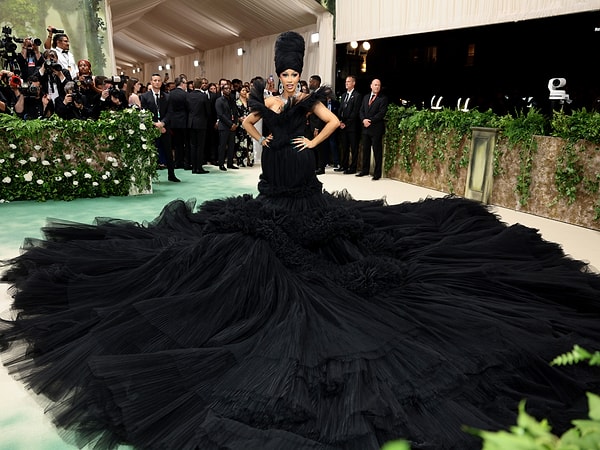 Met Gala 2024'ün en çok dikkat çeken kıyafetlerinden biri de Cardi B'ye aitti.