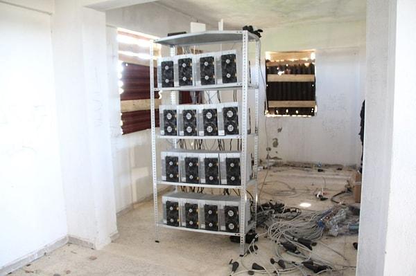Çorum’un Alaca ilçesinde bulunan eski bir çorap fabrikasında, tanesi 10 bin dolar olan 16 adet Bitcoin madenciliğinde kullanılan makine ele geçirildi.
