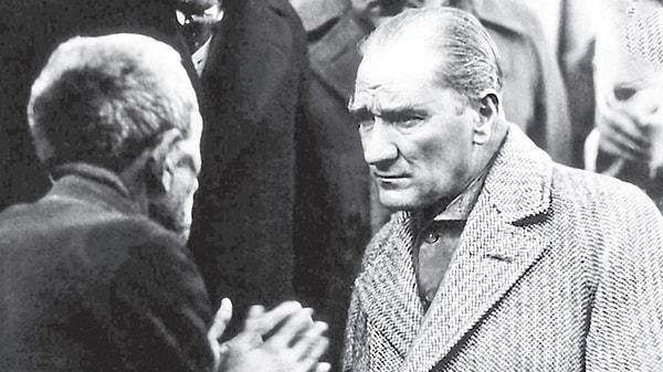 Atatürk halkın içine girmeyi seven, onların taleplerini dinlerken sohbet etmeyi de ihmal etmeyen bir devlet adamıydı.