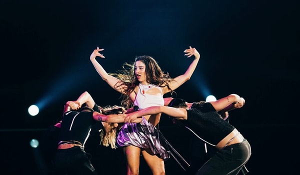 Bu yıl İsveç'in ev sahipliğinde düzenlenen Eurovison yarışmasında Yunanistan'ı temsil eden sanatçı Marina Satti oldu. Sanatçı sahne performansıyla final biletini almayı başardı, ayrıca performansındaki geleneksel ezgiler de dikkatleri üzerine çekmişti.