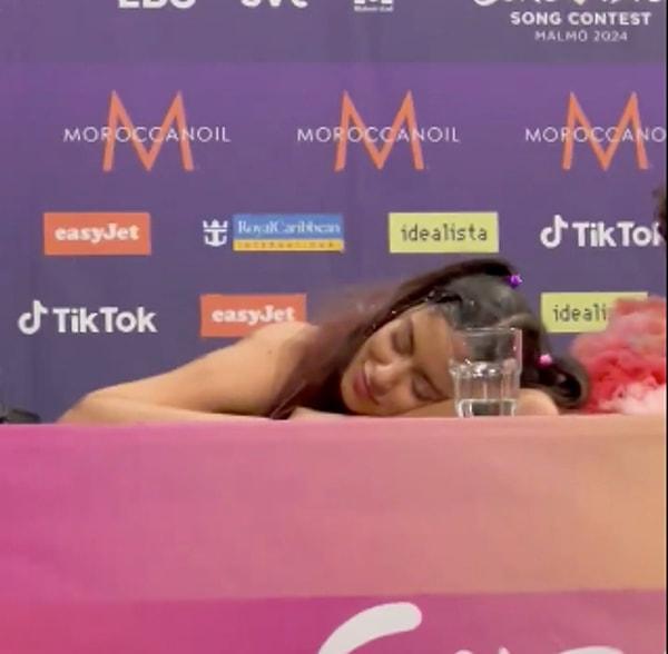 Düzenlenen Eurovision basın toplantısında ise Marina Satti, İsrail'li sanatçıyı mimikleriyle tiye aldı. Uyuma haraketleri yaparak kafasını masaya koyan Marina Satti, İsrail temsilcisi Eden Golan konuşmasını bitirene kadar kafasını kaldırmadı. Sanatçının bu protestosu güne damgasını vurdu.