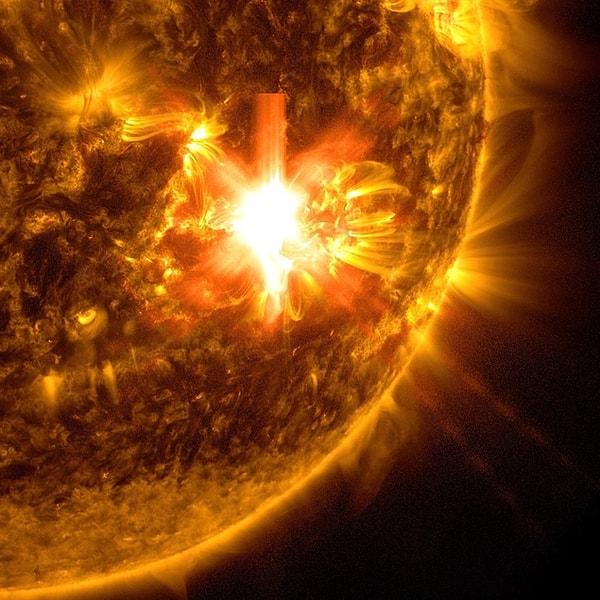 Güneş'te 10 Mayıs'ta güçlü bir patlama meydana geldi. NASA, Güneş'teki büyük patlamanın fotoğrafını paylaştı.