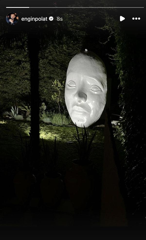 Gece saatlerinde Dilan Polat ve Engin Polat'ın evlerinin arka bahçesindeki maske heykelinin fotoğrafı hikayeden atıldı. Herhangi bir not da düşülmeyen bu paylaşım akıllara soru işaretleri düşürdü.