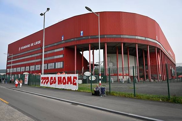 Standard Liege taraftarları, takımın ABD’li sahiplerini protesto etmek için ilginç bir yola başvurdu.