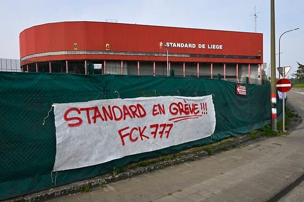 Standard Liege Kulübü, sosyal medya üzerinden yaptığı açıklamada, "Antrenman merkezimizdeki bazı taraftarların engellemesi nedeniyle Westerlo ile yapılacak maça gidemeyen takımımız için durumdan dolayı derin üzüntü duyuyoruz. Engeli kaldırmak için taraftarlarla yapılan görüşmeler sonuç vermedi. Hem KVC Westerlo hem de bu akşam stadyumda olacak her iki takımın taraftarlarından özür dileriz" ifadelerini kullandı.