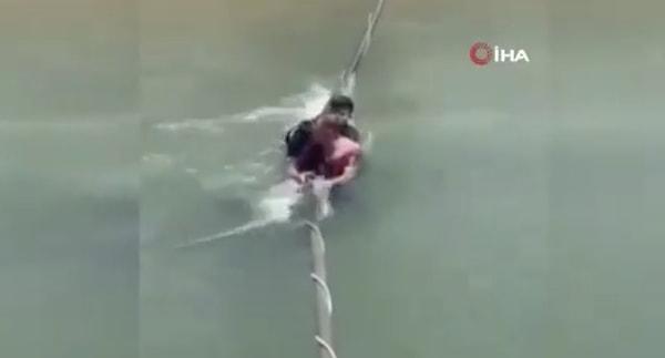 Çocuk, suya atlayan görevliler tarafından kısa sürede kurtarıldı.