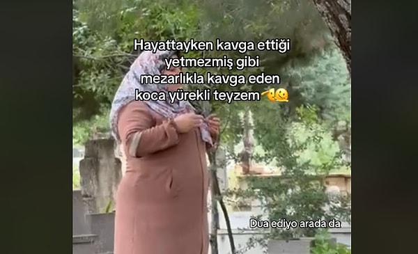 Fakat bu tatlı teyzenin gönlü el vermedi, öfkesine kısa bir ara verip güzelce duasını etti😅