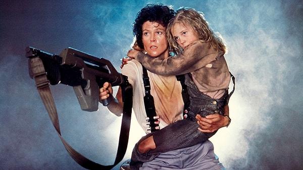 Hepimiz Sigourney Weaver'ı 1979 yılında vizyona giren Yaratık serisindeki 4 filmde Ellen Ripley karakteriyle hatırlıyoruz. Zira bir yaratık filminin başrolünde bir kadının canavarla savaşması bu türdeki diğer filmlere örnek olmuştu. Tabii Avatar'daki Dr. Grace Augustine rolünü de unutmamak gerek.