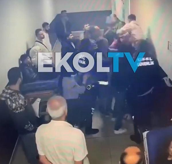 Doktor ile hasta yakınları arasında muayene odasında başlayan boğuşma hastane koridoruna taştı. O ana kadar sedyede yatan Enes Mehmet Özkul da ayağa kalkarak doktora saldırdı, tekme attı.