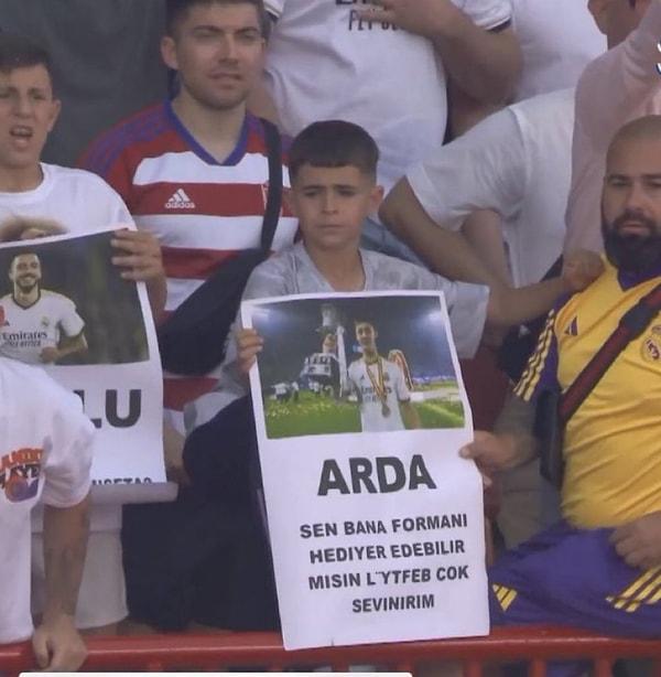 Minik seyirci, hazırladığı Türkçe pankart ile Arda Güler’den forma istedi.