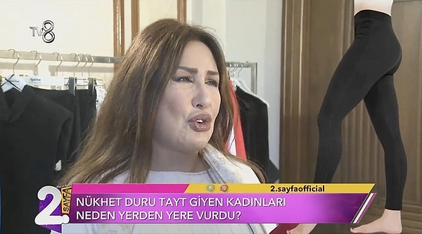 Hatırlarsanız ünlü sanatçı geçtiğimiz yıllarda kadınların tayt giymesi ile ilgili söylediği sözler ile gündeme gelmiş Duru'nun "Herkes sevdiğini, içinde rahat hissettiğini giyebilir. Yeter ki tayt giymesinler. Hiç sevmiyorum. Taytın nasıl giyileceği unutuldu." sözleri çok eleştirilmişti.