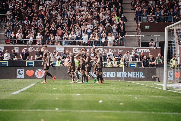 Hamburg temsilcisi, bu sonuçla ligin bitimine bir hafta kala Bundesliga'ya yükselmeyi garantiledi.