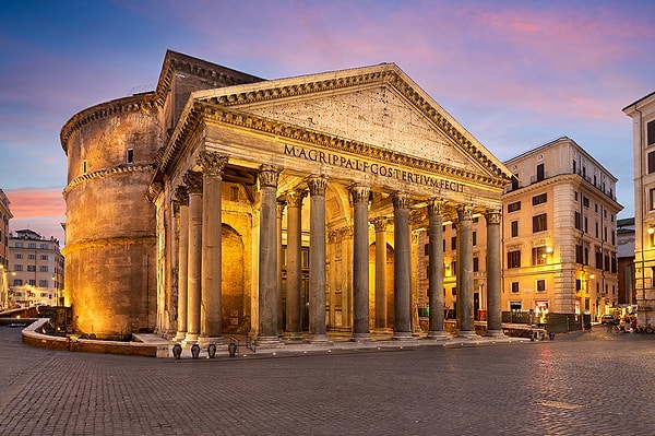 Yapımına Antik Roma'da milattan önce 27 yılında başlanan Pantheon Binası ise günümüzün en kıymetli yapılarından.