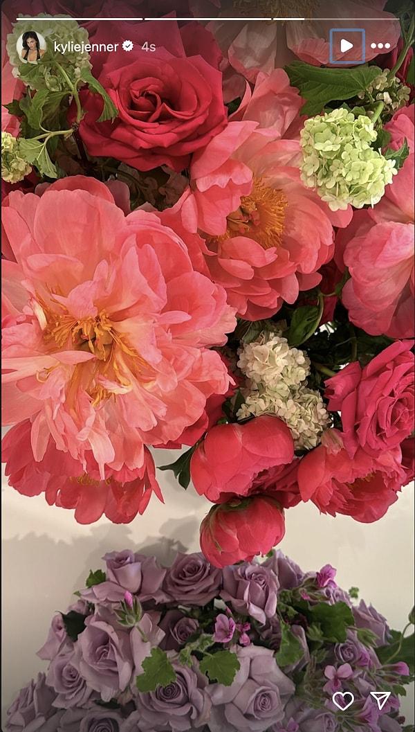 Kylie Jenner, aldığı çiçekleri paylaştı!