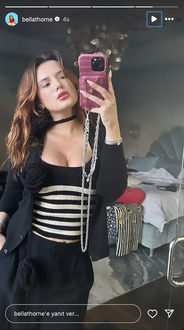 Bella Thorne tekrardan ayna karşısına geçti.