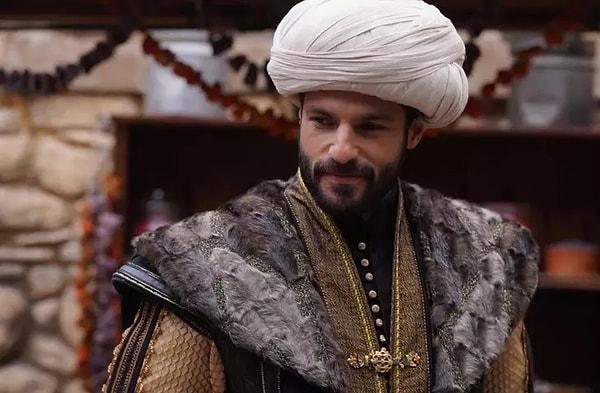 TRT'nin popüler dizisi 'Mehmed: Fetihler Sultanı', başrol oyuncusu Serkan Çayoğlu ile birlikte, set çalışma şartları, eksik ödenen primler ve çalışanların topluca işten çıkarılması nedeniyle gündemde.
