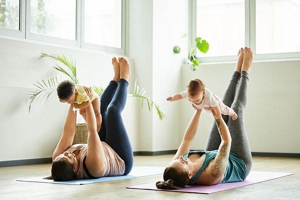 Yoga esnasında yapılan esneme egzersizleri, anne ve bebeğin rahatlamasına yardımcı olur.