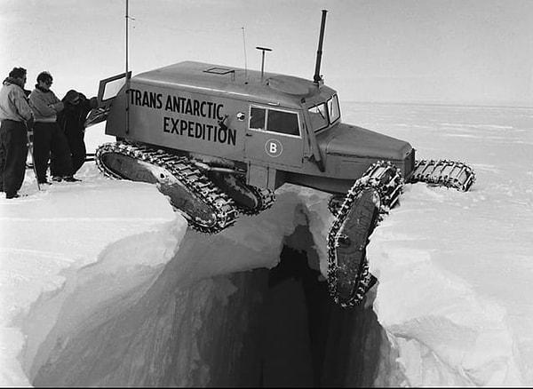 2. İngiliz Milletler Topluluğu'nun Antarktika ötesi keşif gezisi 1957'de neredeyse buzul çukuruna düştüğü an.