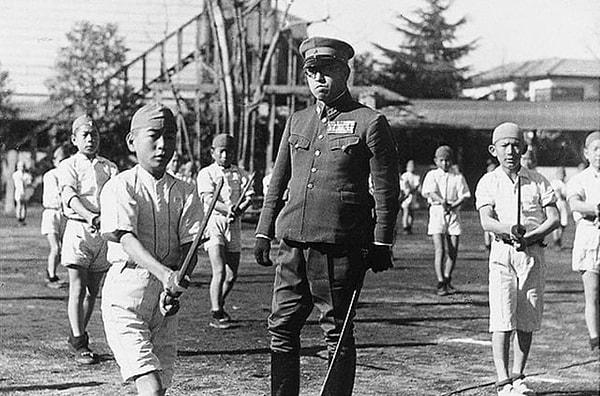3. Japonya'da bir ilkokulda yapılan kılıç eğitimi. (1943)
