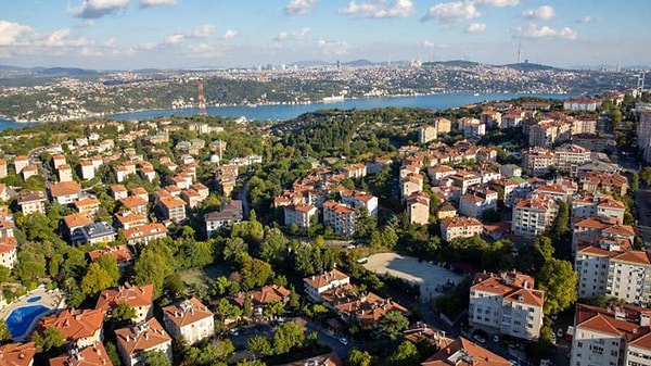 40 yıldan uzun bir süredir sanat dünyasında yer alan Emrah, emlak yatırımlarına servetini borçlu görünüyor.